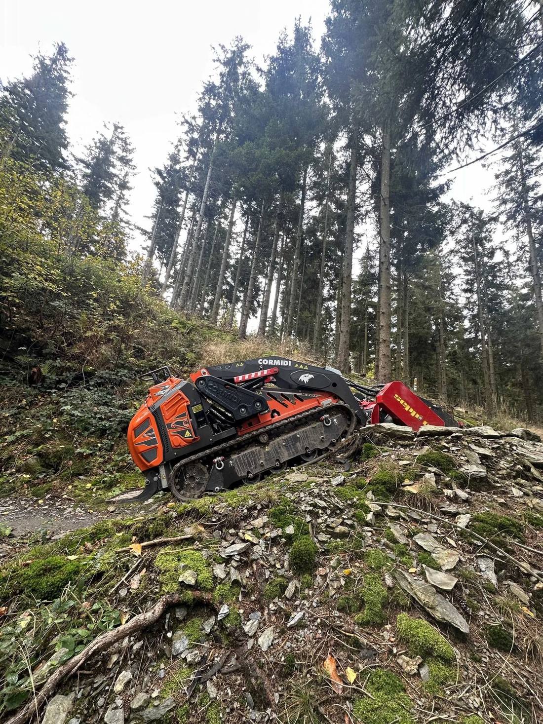 Wegfräße und Steinbrecher im Einsatz